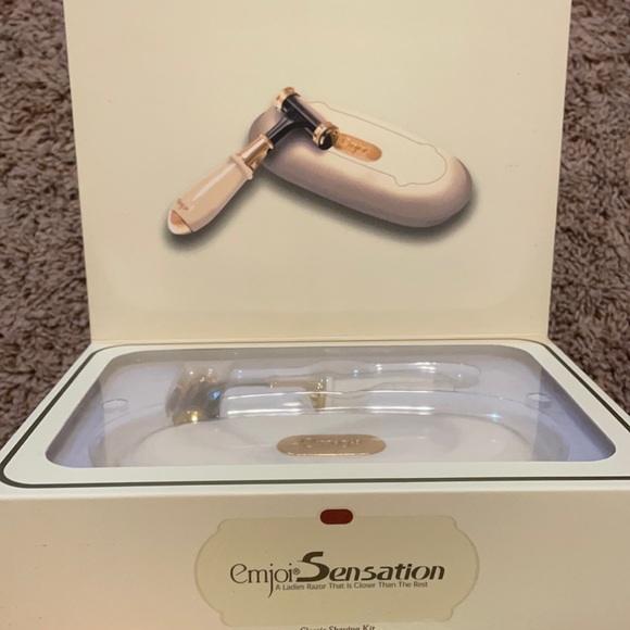 Emoji Bath & Body Emoji Sensation Classic Shaving Set Poshmark